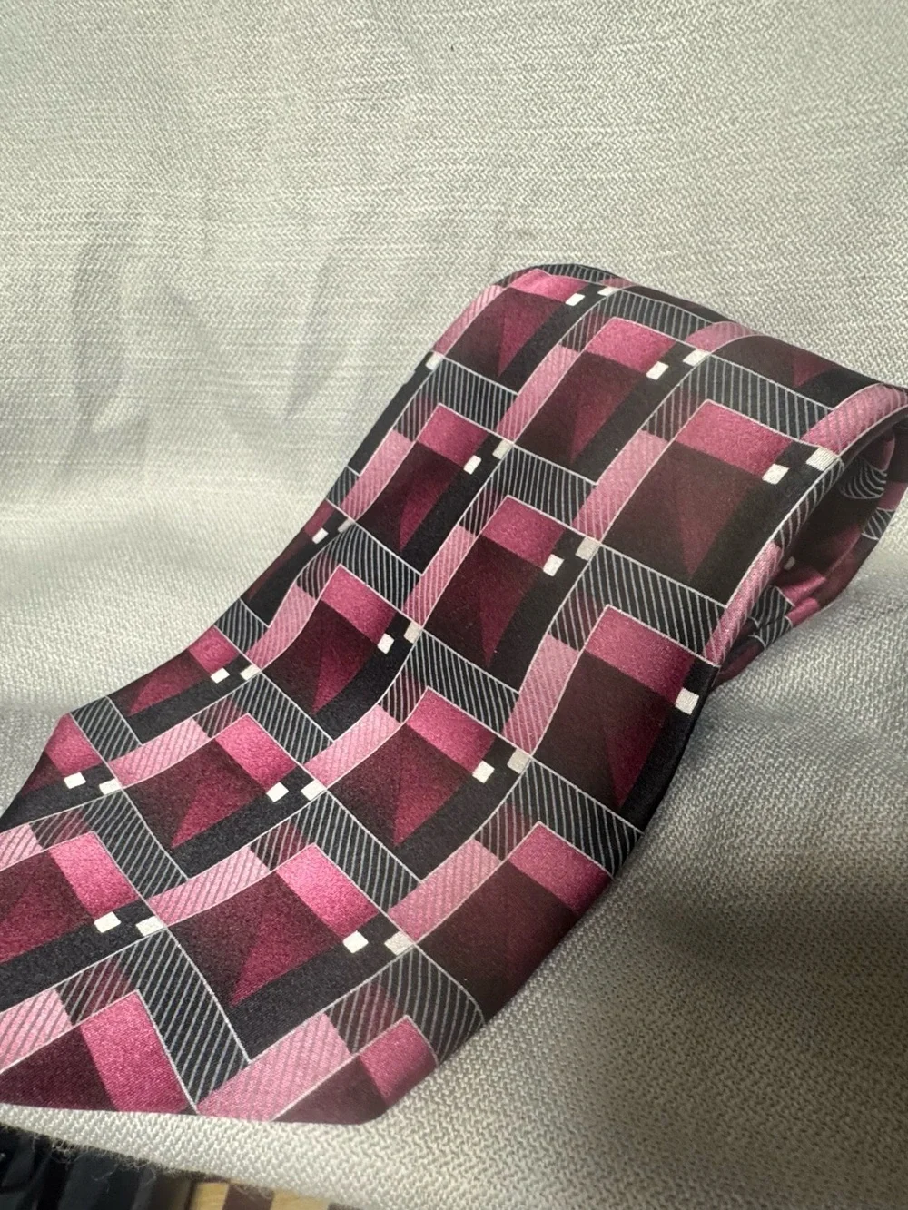Arrow Men's Geometric Magenta and Black Silk Tie